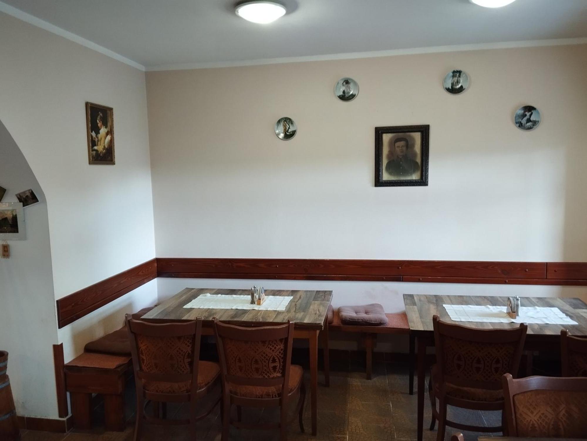Restaurace A Penzion Vlci Jama Горни-Блатна Экстерьер фото